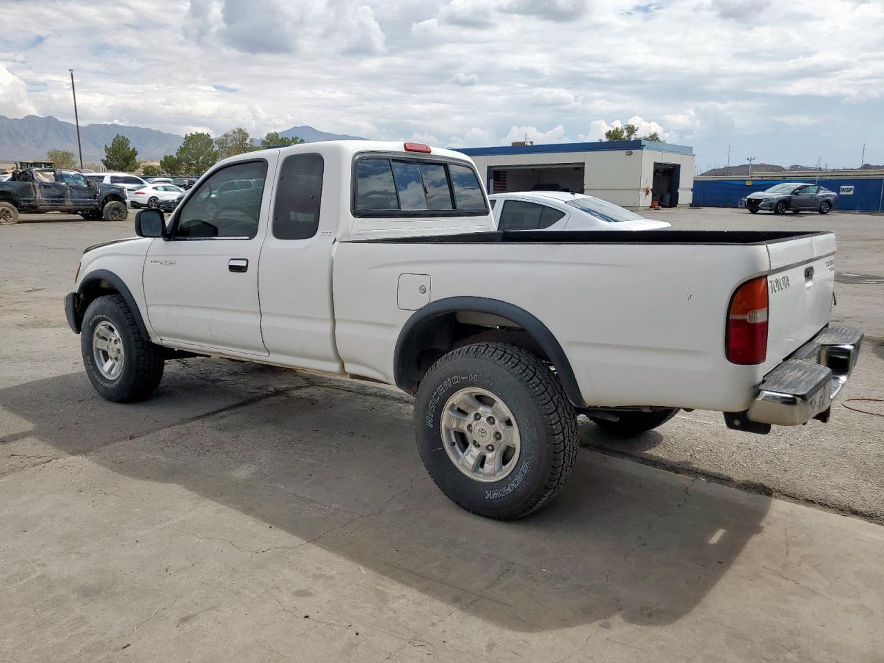 2000 Toyota Tacoma VIN 4TAWN72N0YZ684354 photo 2