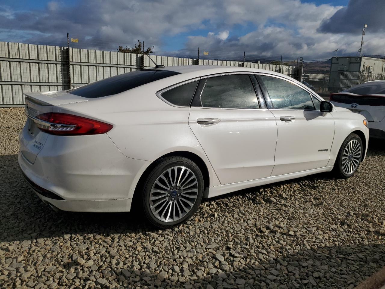 2018 Ford Fusion VIN 3FA6P0RU2JR150811 photo 3