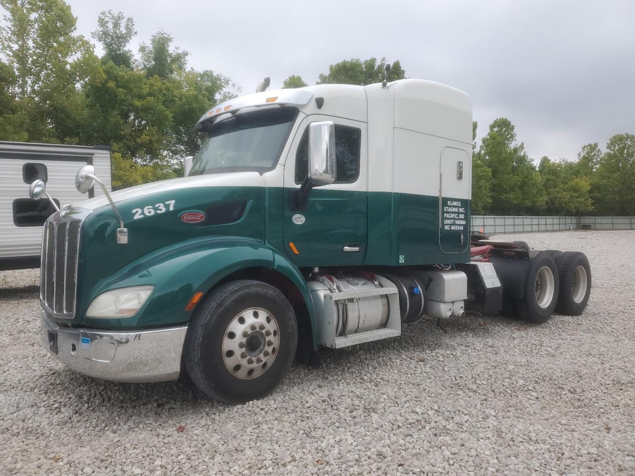 2017 PETERBILT All models VIN 1XPBDP9X6HD422637 photo 2