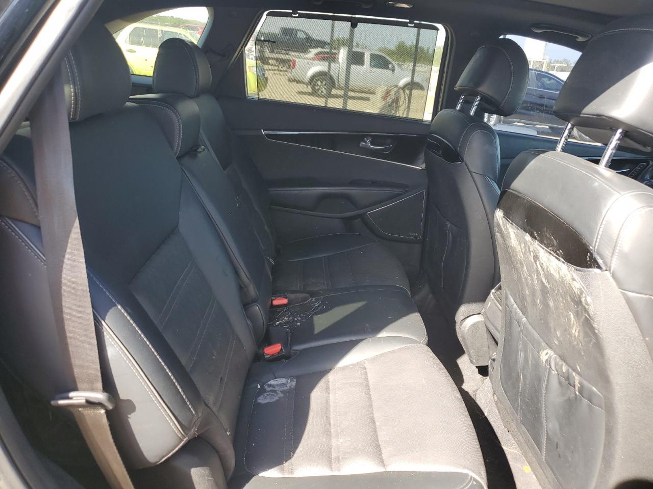 2017 Kia Sorento VIN 5XYPKDA58HG236802 photo 11
