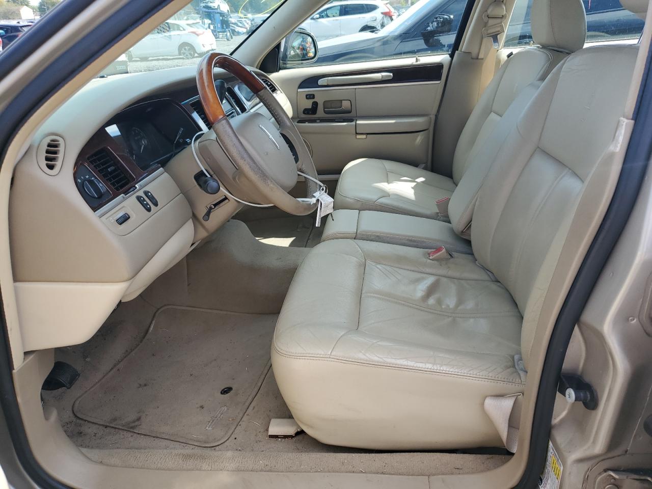2008 Lincoln Towncar VIN 2LNHM82V38X648732 photo 7