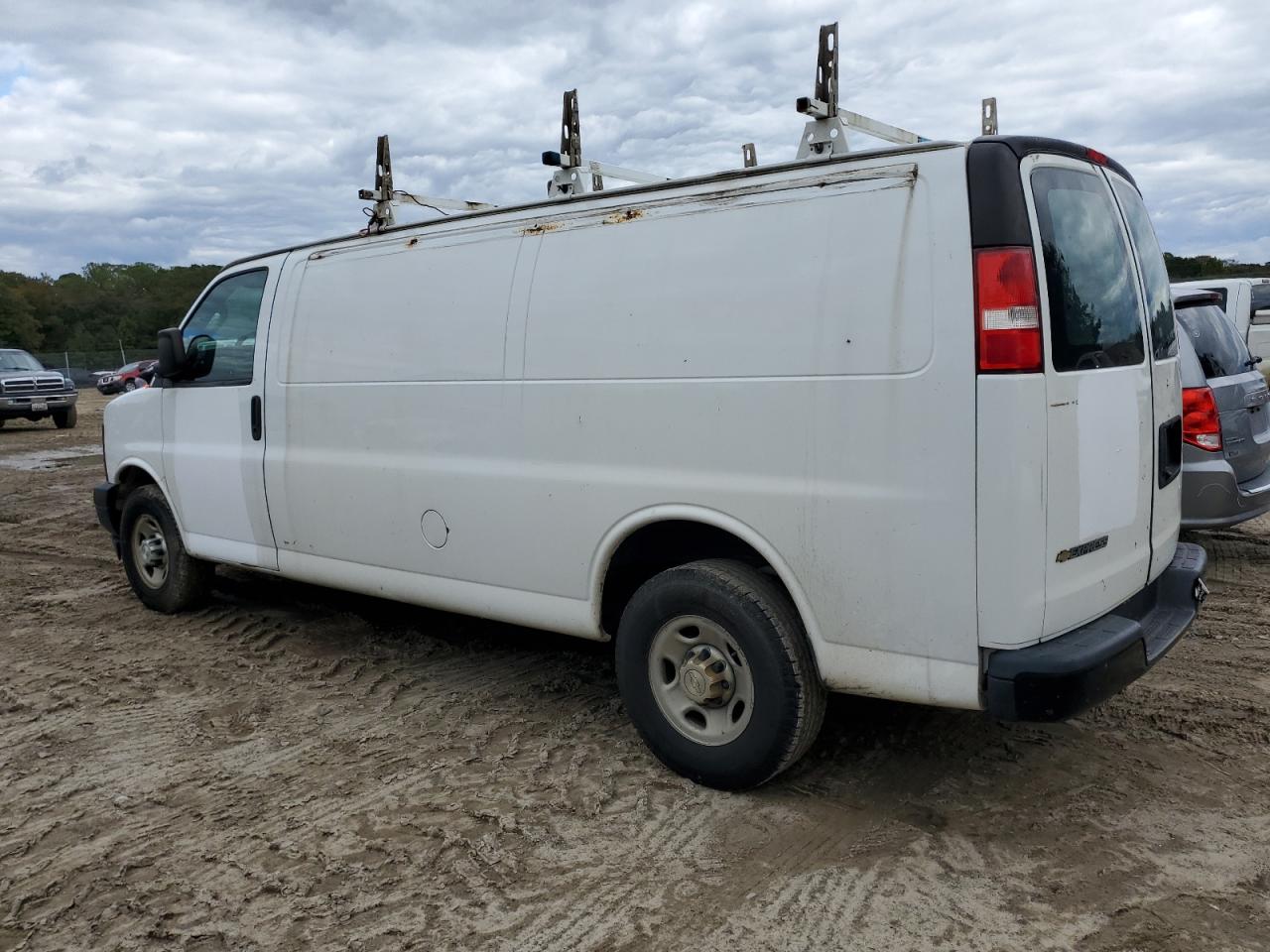2017 Chevrolet Express 2500 VIN 1GCWGBFF0H1116527 photo 2