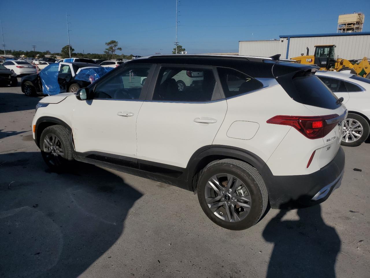 2023 KIA Seltos VIN KNDEU2AA5P7359830 photo 2