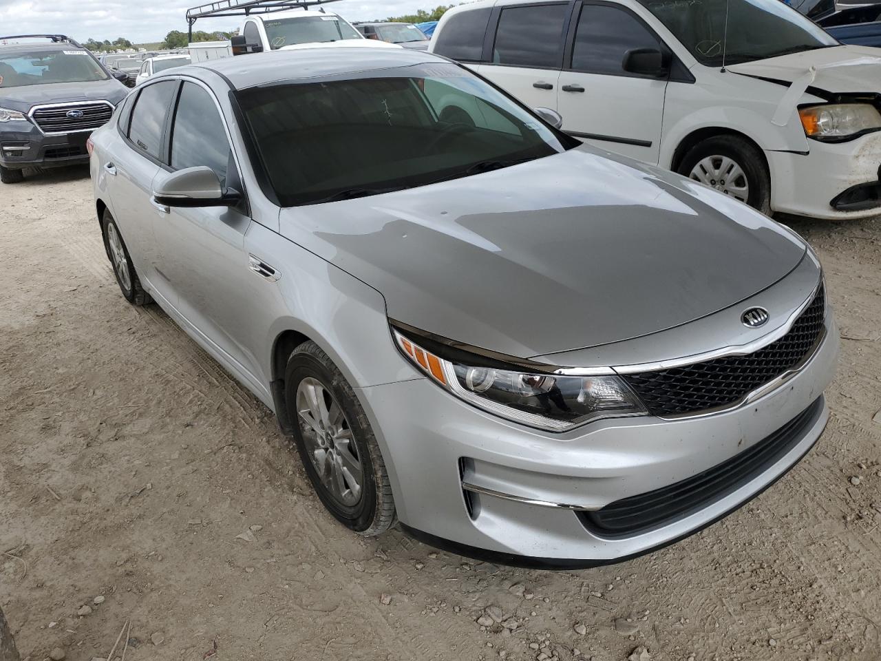 2018 Kia Optima VIN 5XXGT4L39JG245009 photo 4
