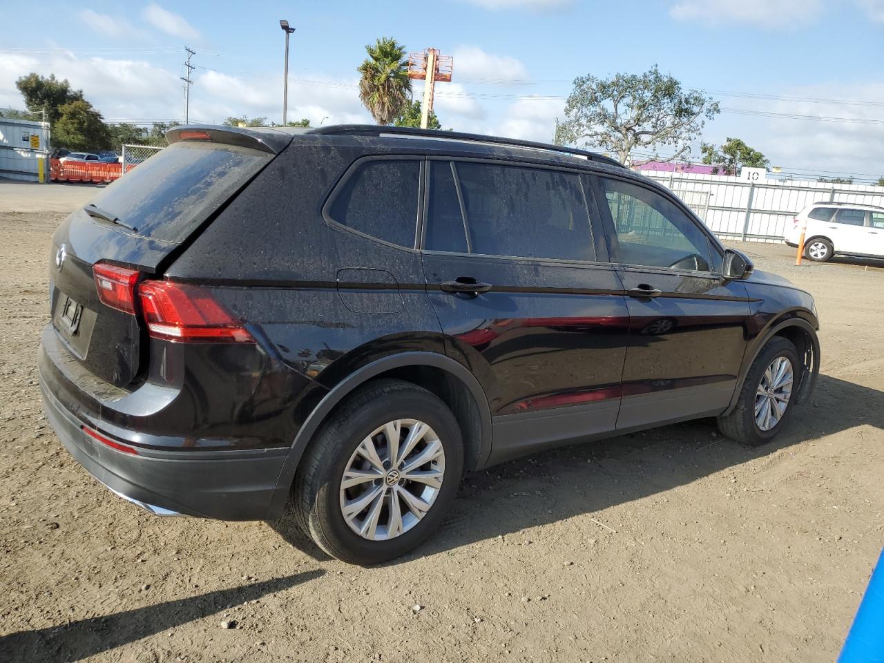 2019 VOLKSWAGEN Tiguan VIN 3VV1B7AX2KM200365 photo 3