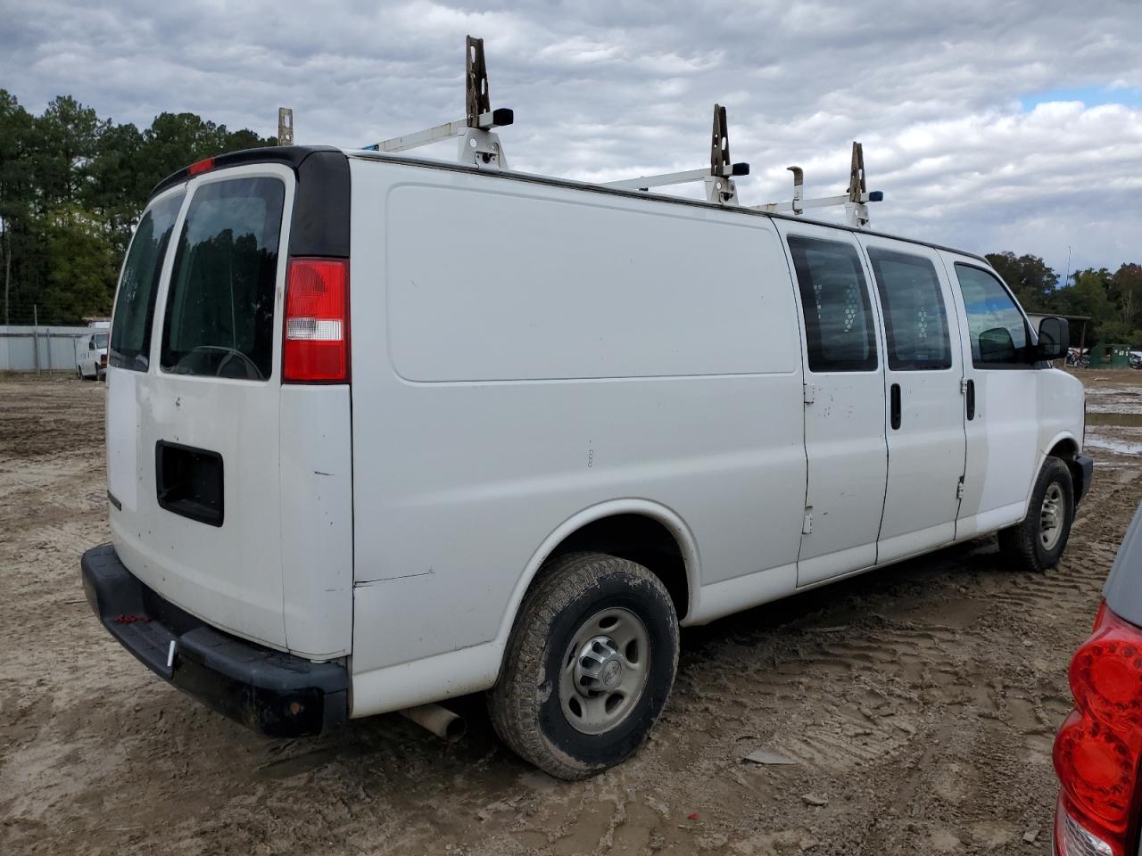 2017 Chevrolet Express 2500 VIN 1GCWGBFF0H1116527 photo 3