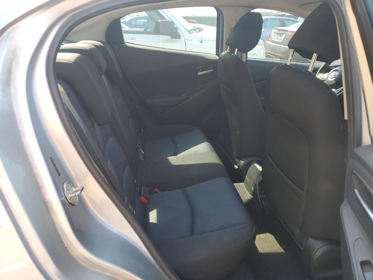2018 Toyota Yaris VIN 3MYDLBYV9JY307325 photo 10