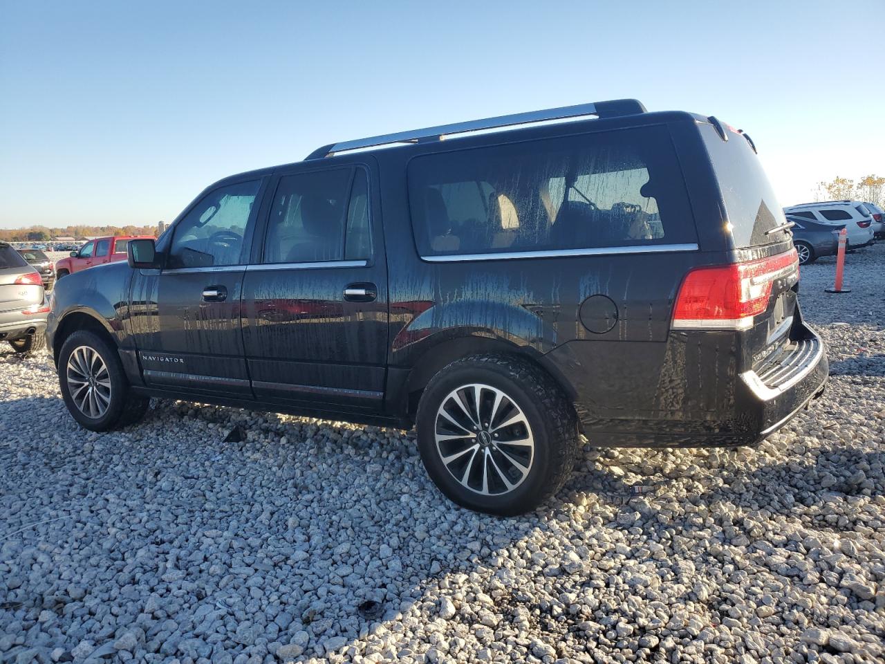 2016 Lincoln Navigator VIN 5LMJJ3JT5GEL08122 photo 2