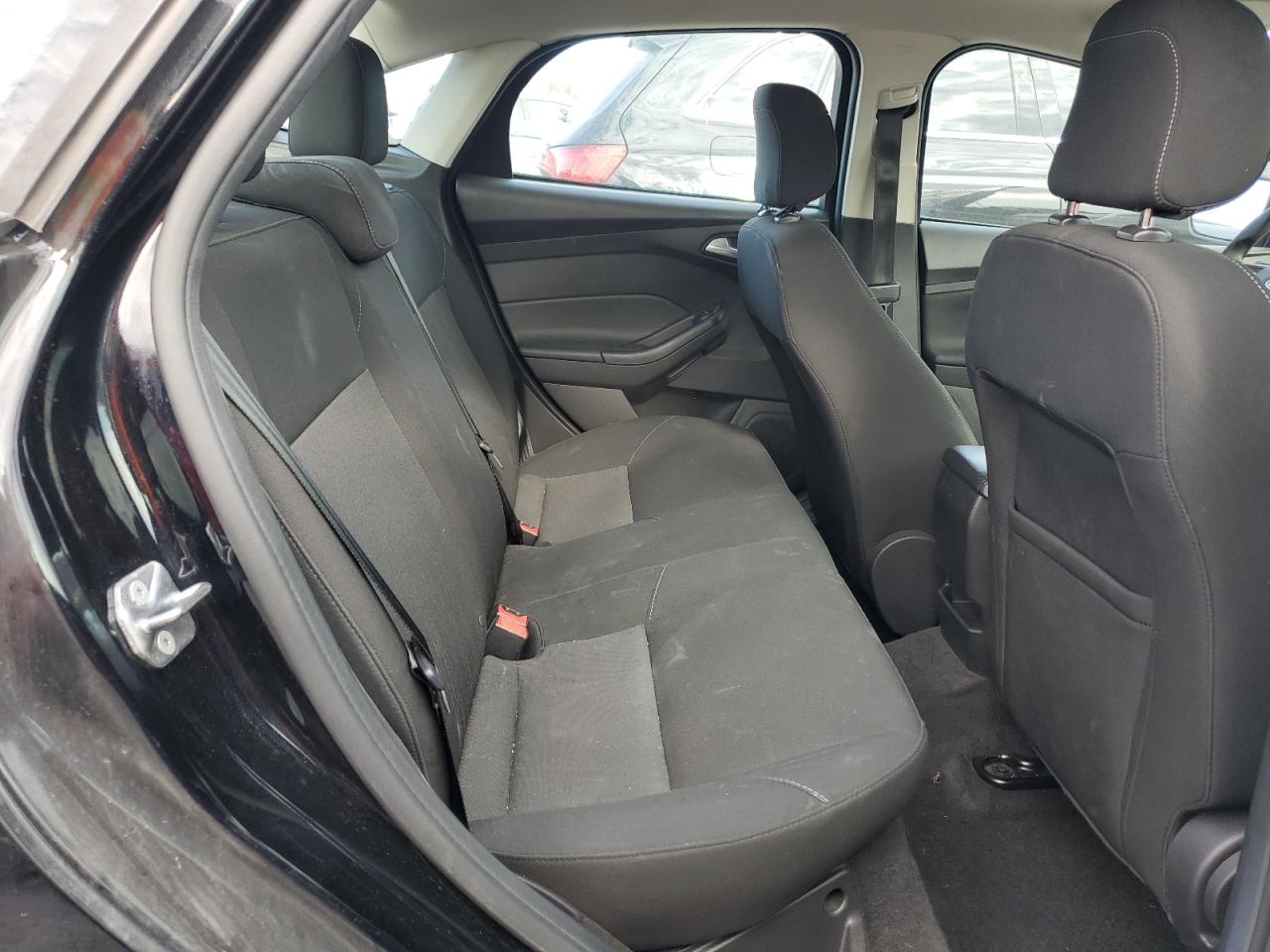 2018 Ford Focus VIN 1FADP3FE0JL229964 photo 10
