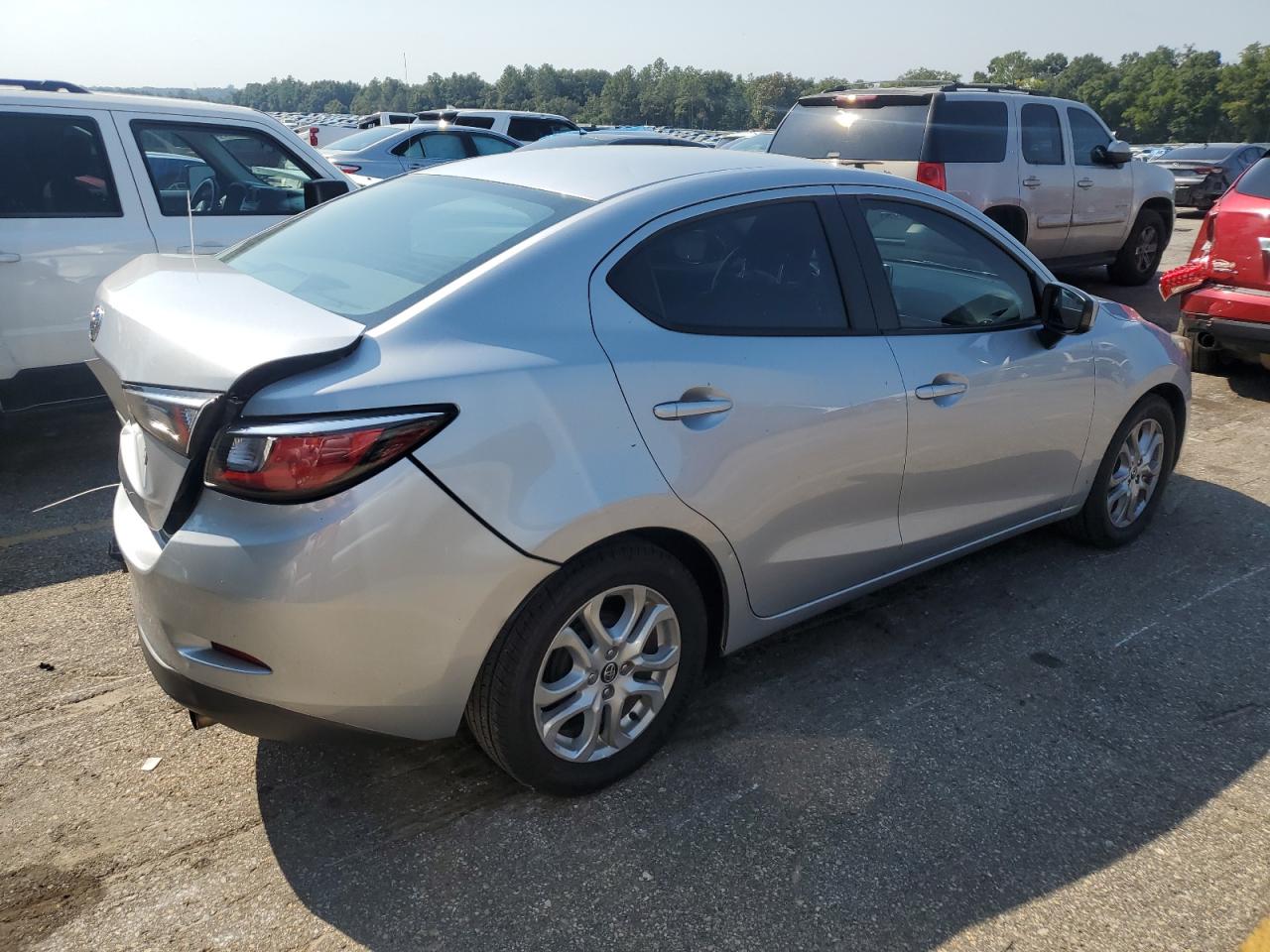 2018 Toyota Yaris VIN 3MYDLBYV9JY307325 photo 3