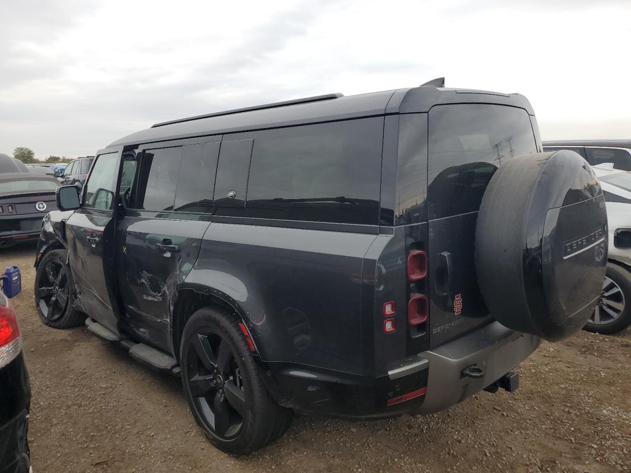 2024 LANDAU Defender VIN SALE2FEU2R2315083 photo 2