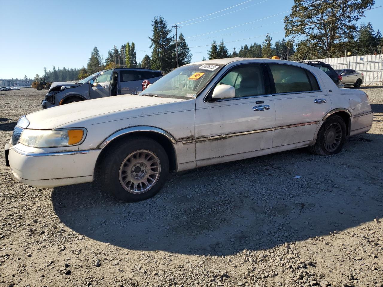 2001 Lincoln Towncar VIN 1LNHM83W01Y665887 photo 1