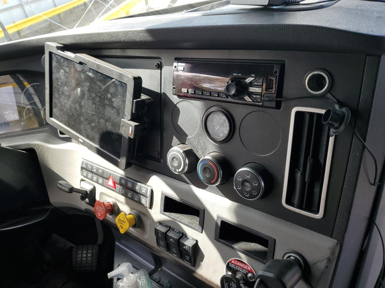 2019 FREIGHTLINER All other VIN 1FUJHHDR3KLKM7141 photo 9