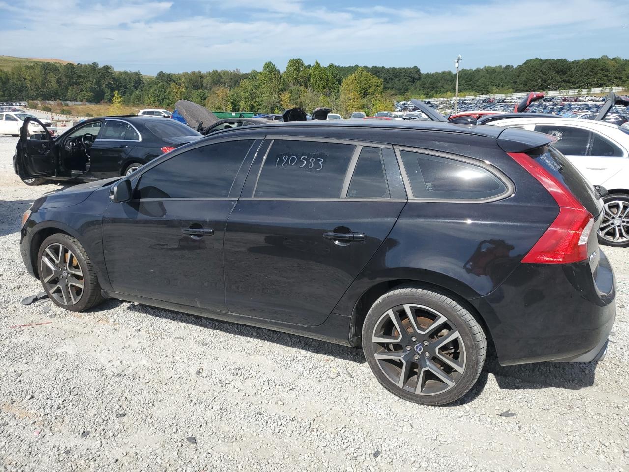 2018 Volvo V60 VIN YV140MELXJ2389290 photo 2