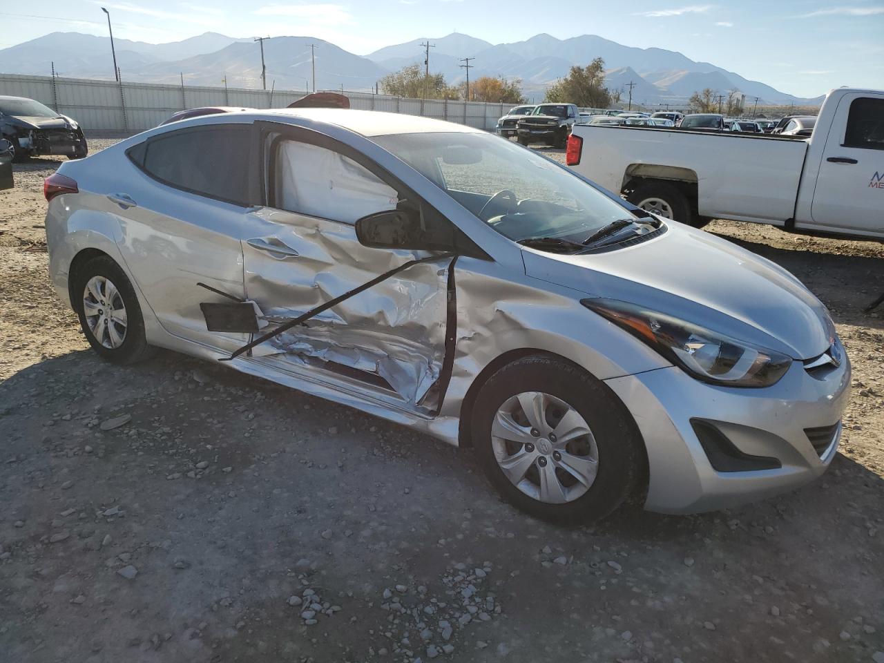 2016 Hyundai Elantra VIN 5NPDH4AE1GH728001 photo 4