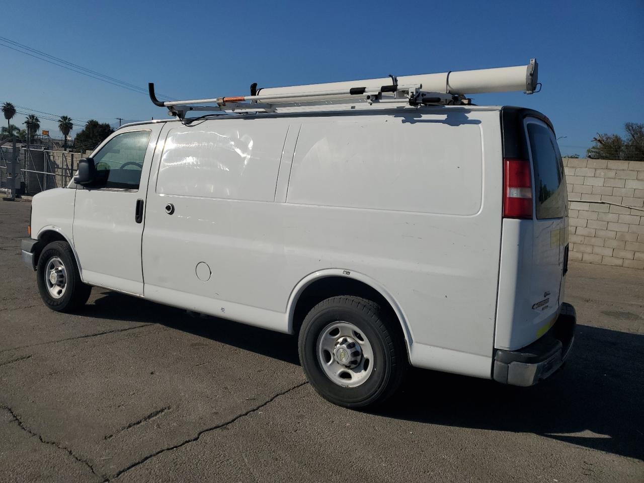 2014 Chevy Express VIN 1GCWGFCBXE1136000 photo 2