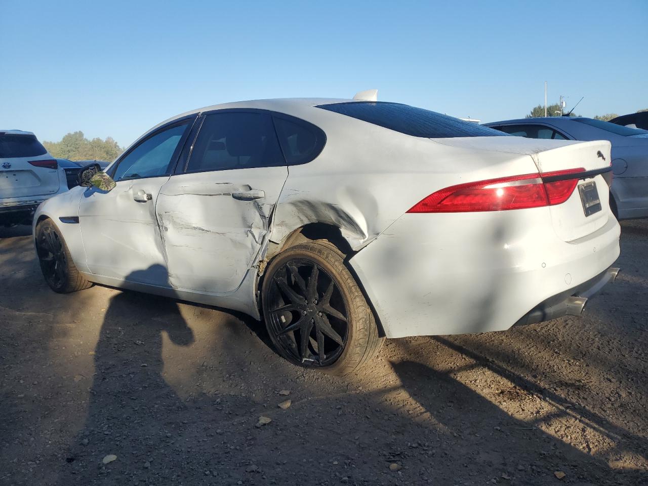 2017 JAGUAR Xf VIN SAJBK4BV0HCY43016 photo 2