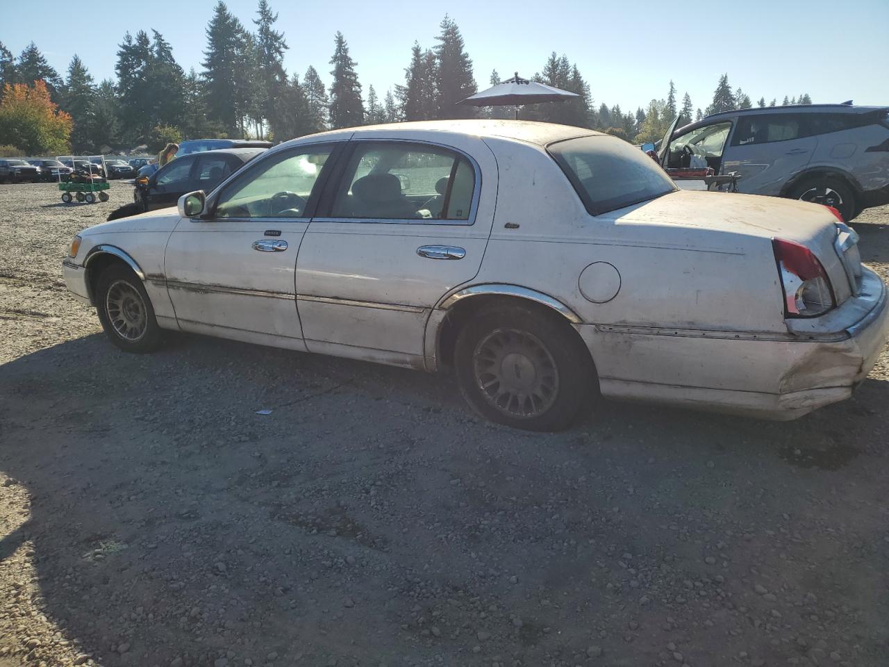 2001 Lincoln Towncar VIN 1LNHM83W01Y665887 photo 2