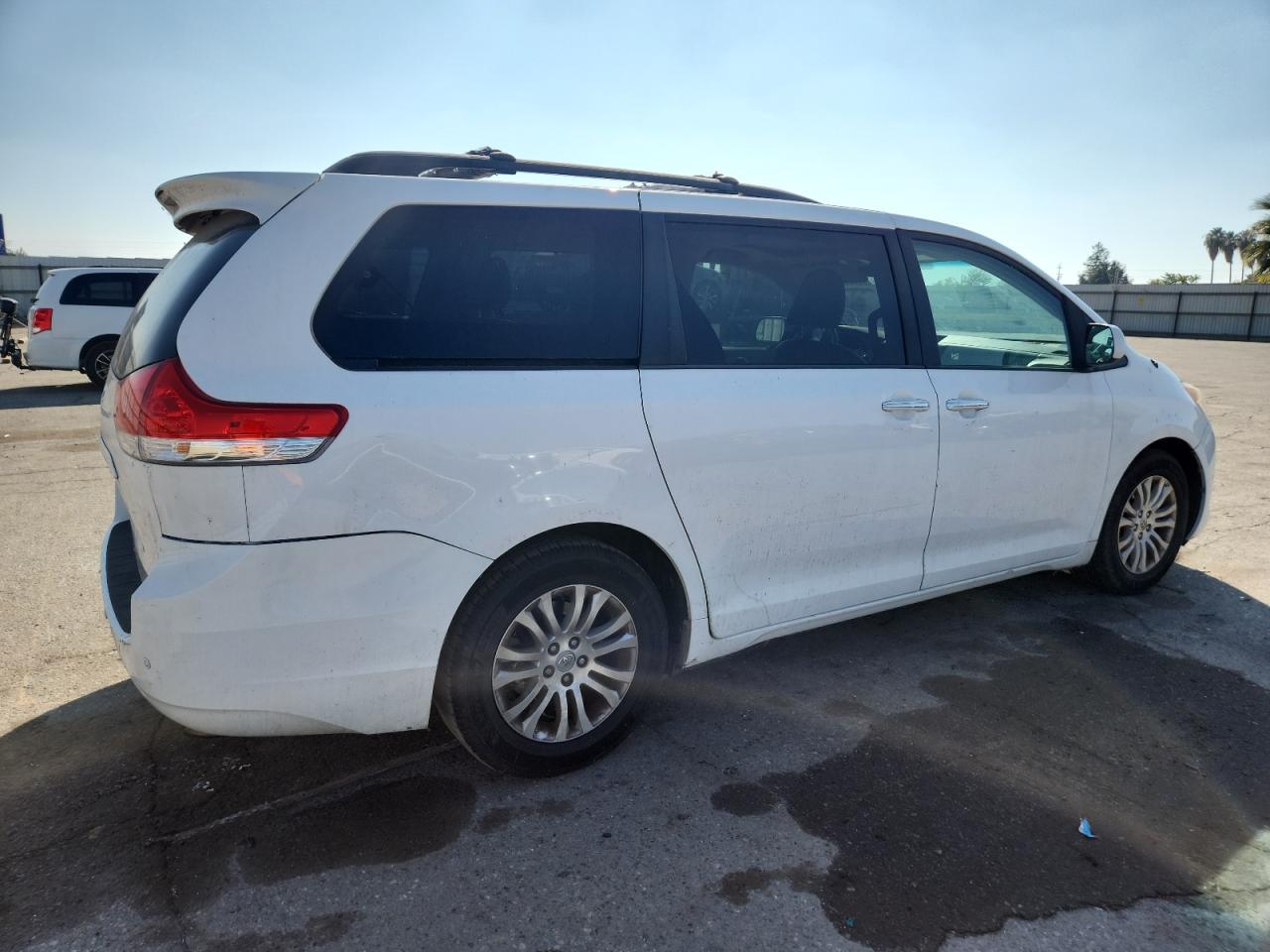 2013 Toyota All models VIN 5TDYK3DC0DS325995 photo 3
