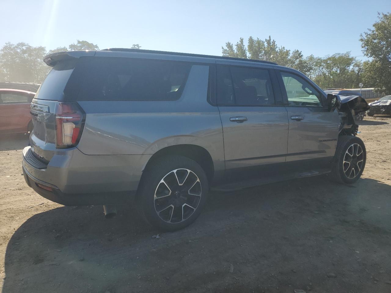 2021 Chevrolet Suburban VIN 1GNSKEKD1MR332036 photo 3