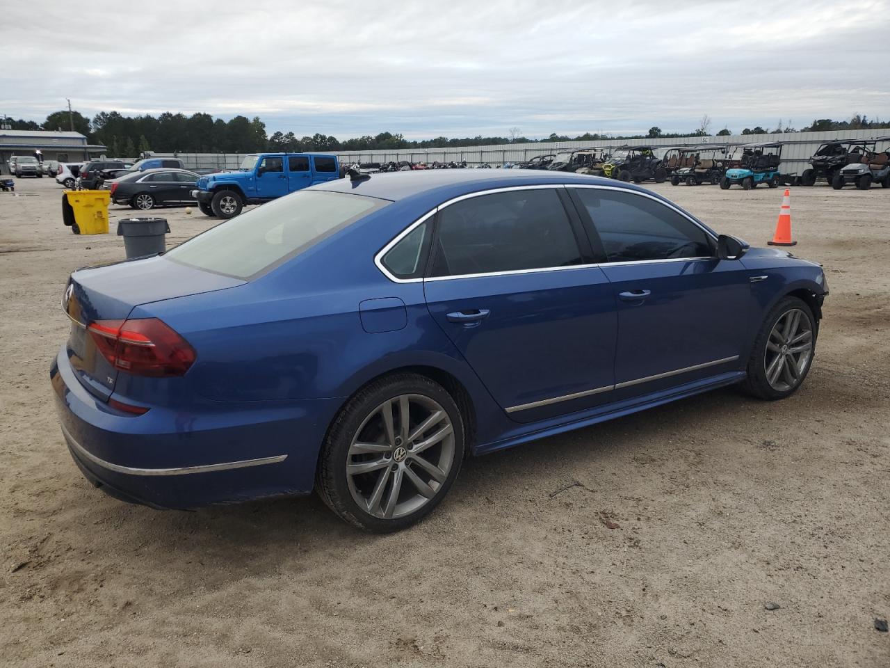 2017 Volkswagen Passat VIN 1VWDT7A33HC065118 photo 3