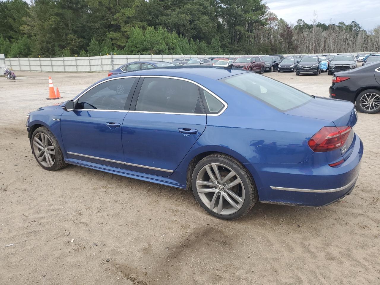 2017 Volkswagen Passat VIN 1VWDT7A33HC065118 photo 2