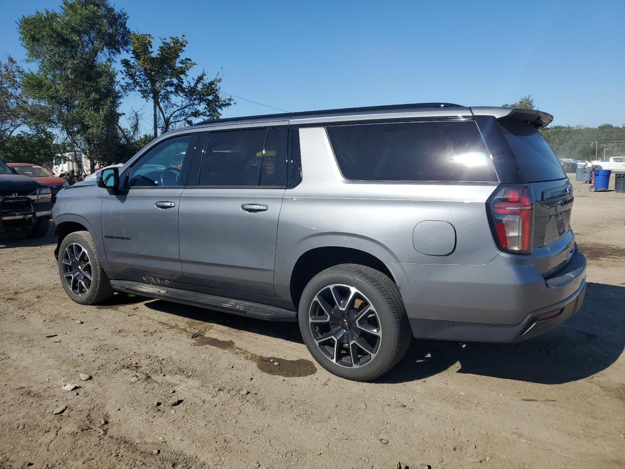 2021 Chevrolet Suburban VIN 1GNSKEKD1MR332036 photo 2