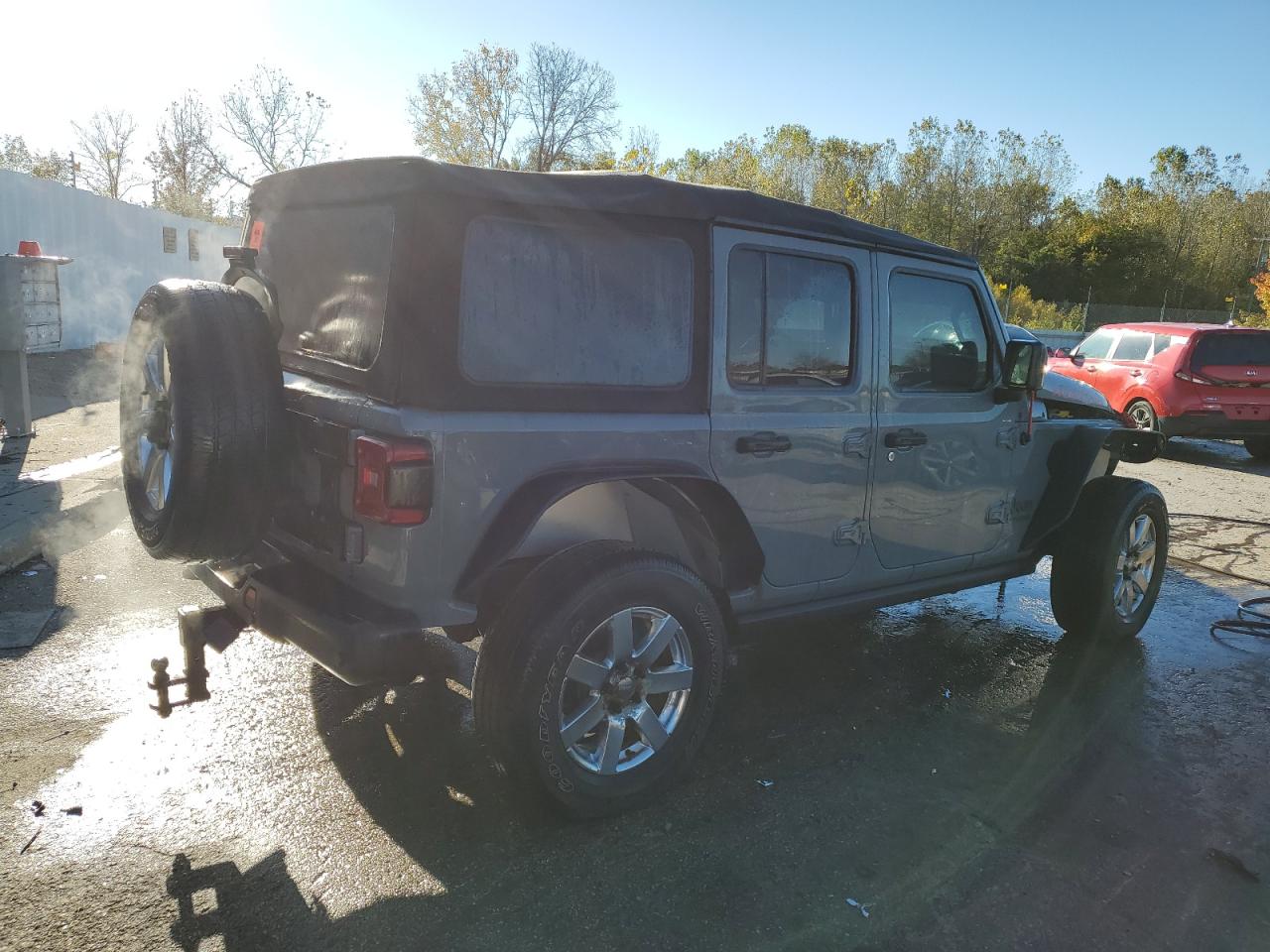 2018 Jeep Wrangler / VIN 1C4HJXFG3JW251817 photo 3