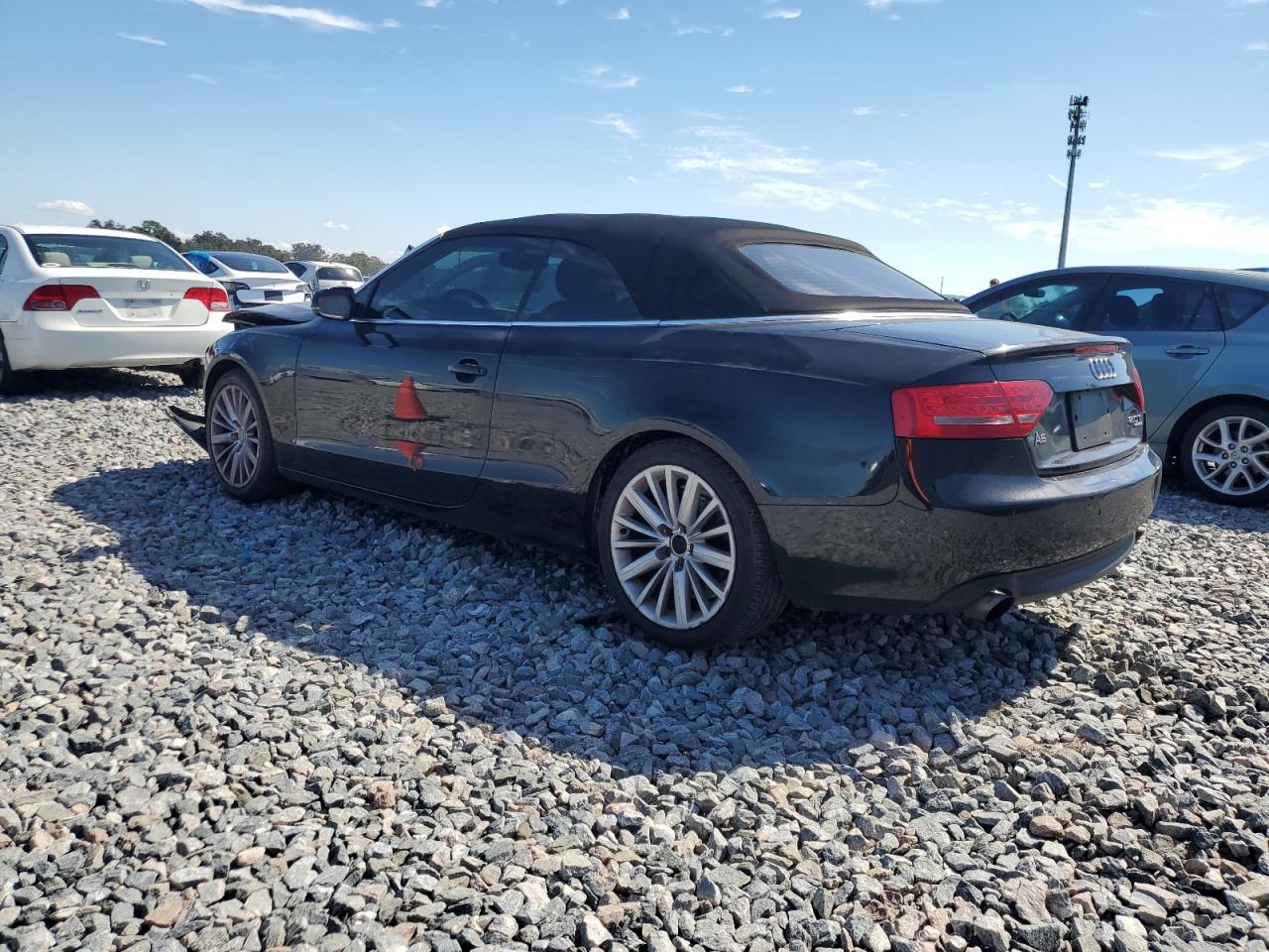 2011 Audi A5 VIN WAULFAFH7BN003639 photo 2
