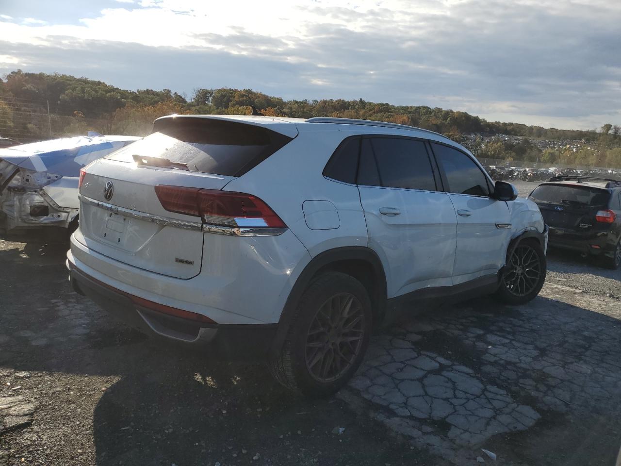 2020 Volkswagen Atlas VIN 1V26C2CA5LC207034 photo 3
