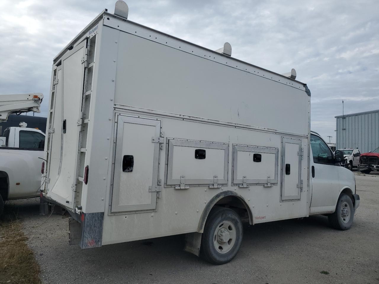 2023 GMC Savana VIN 1GD07RFP5P1122034 photo 3