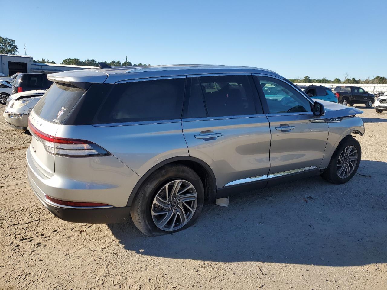 2023 Lincoln Aviator VIN 5LM5J6WC0PGL11056 photo 3