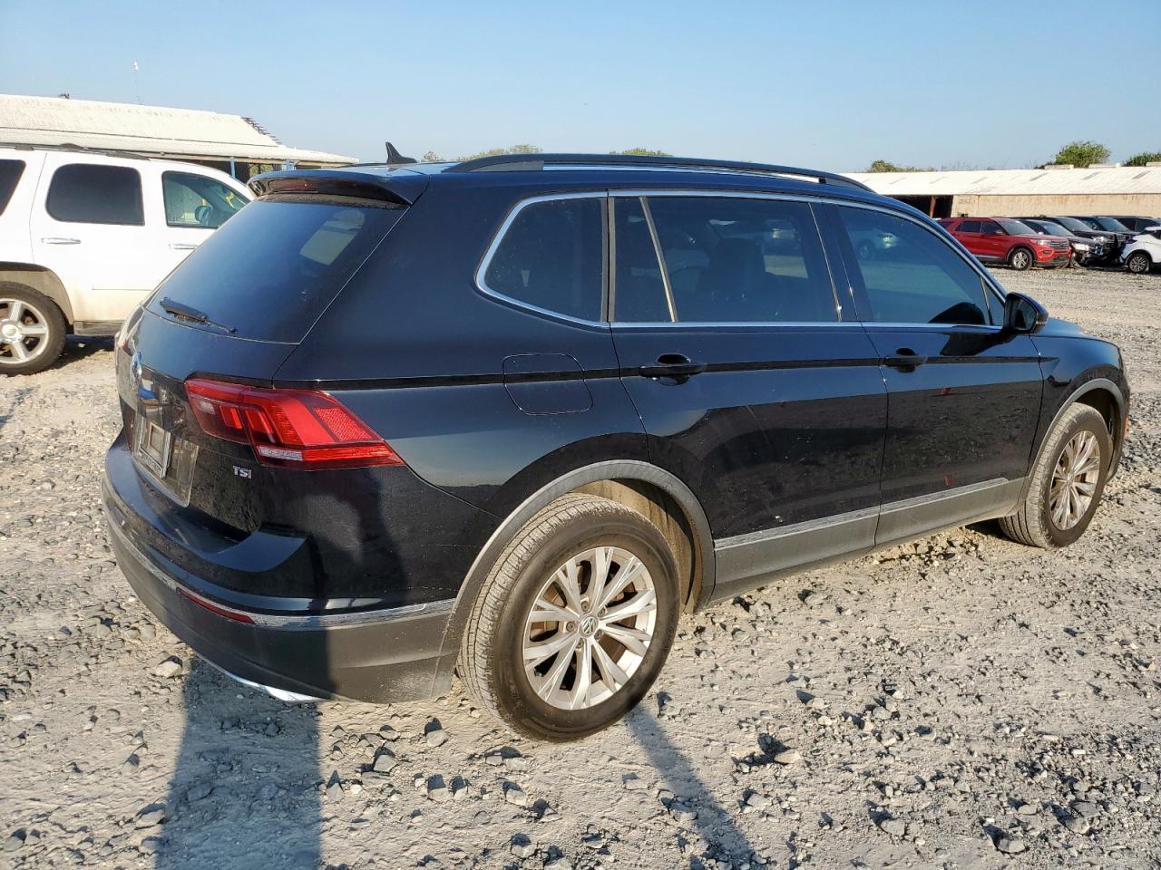 2018 Volkswagen Tiguan VIN 3VV3B7AX4JM106589 photo 3