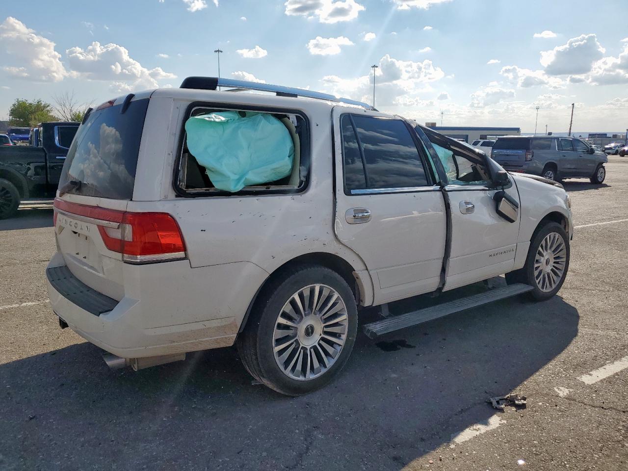 2015 Lincoln Navigator VIN 5LMJJ2JT6FEJ11307 photo 3