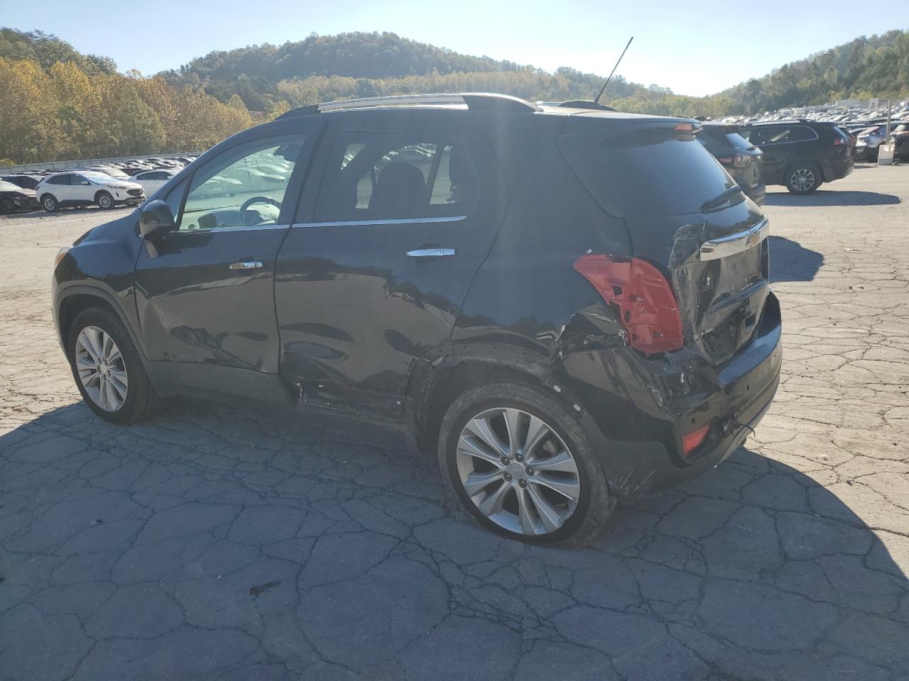 2018 Chevrolet Trax VIN 3GNCJRSB4JL311178 photo 2