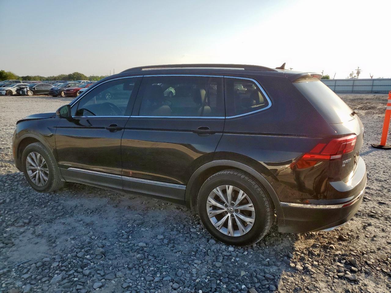 2018 Volkswagen Tiguan VIN 3VV3B7AX4JM106589 photo 2