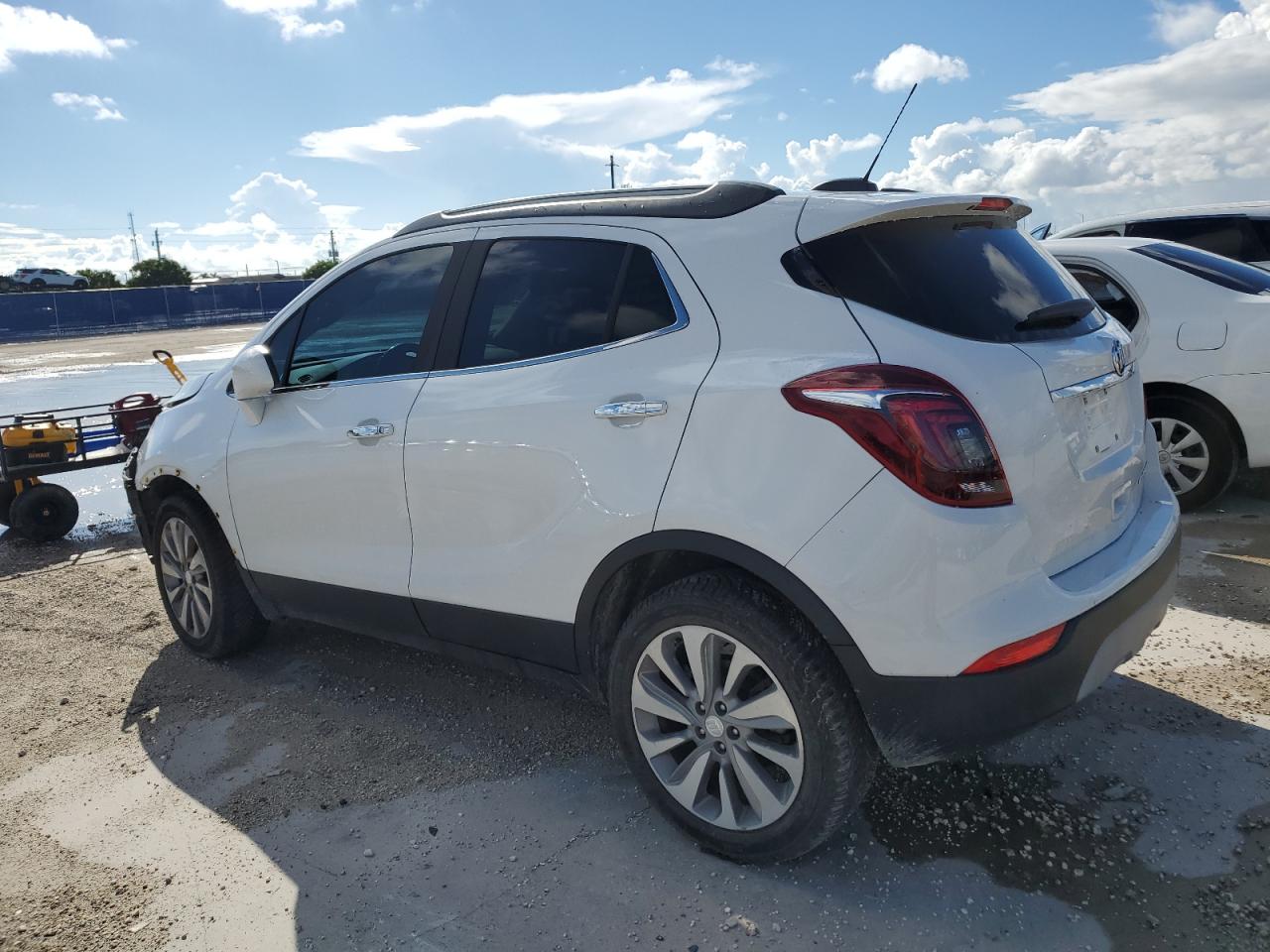 2020 Buick Encore VIN KL4CJASB4LB011780 photo 2