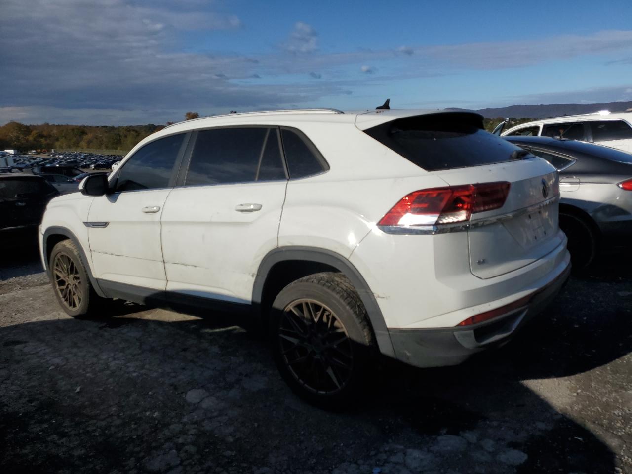 2020 Volkswagen Atlas VIN 1V26C2CA5LC207034 photo 2