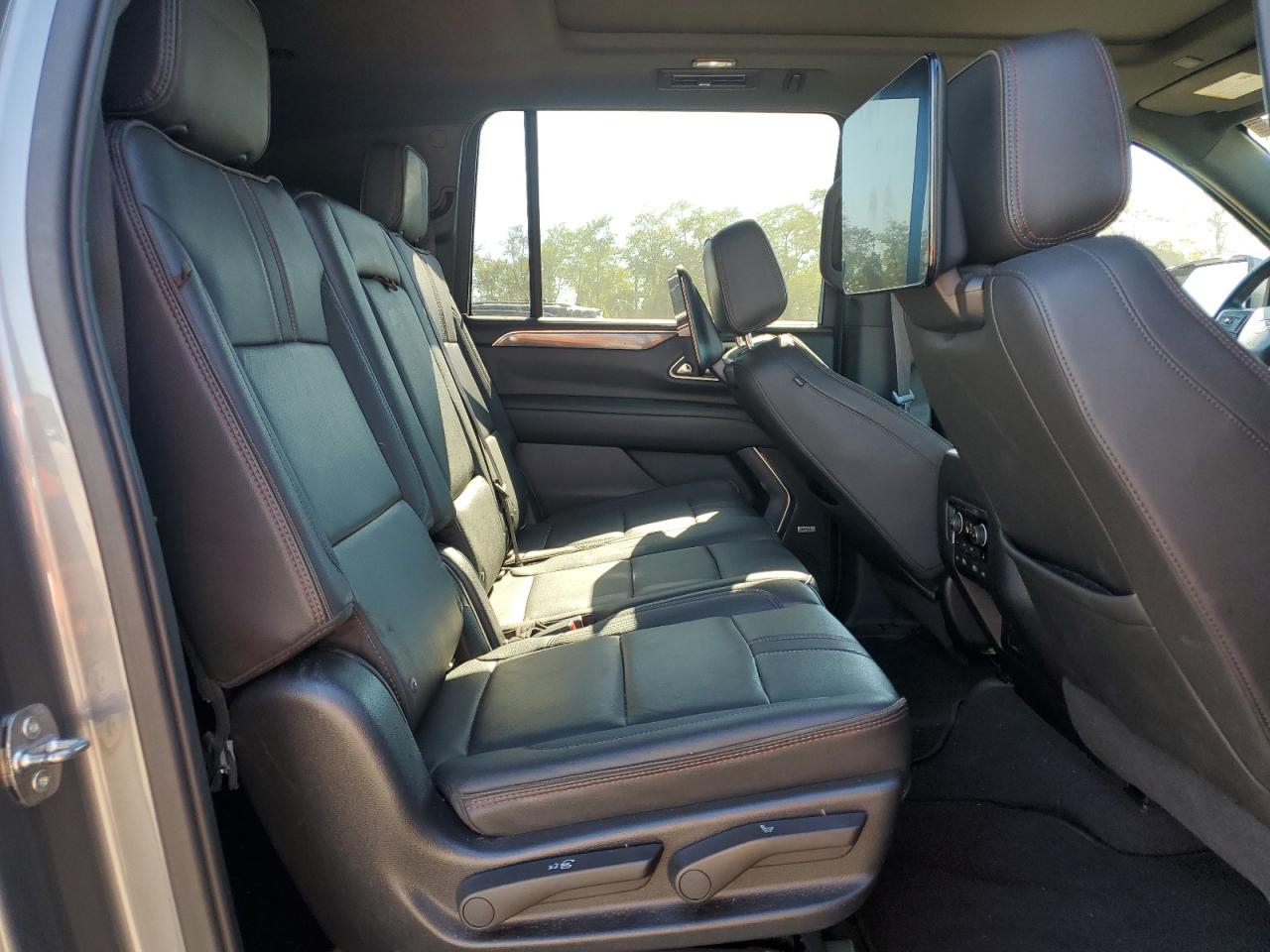 2021 Chevrolet Suburban VIN 1GNSKEKD1MR332036 photo 11