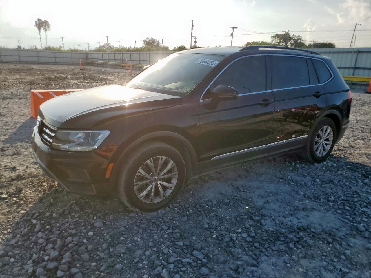 2018 Volkswagen Tiguan VIN 3VV3B7AX4JM106589 photo 1
