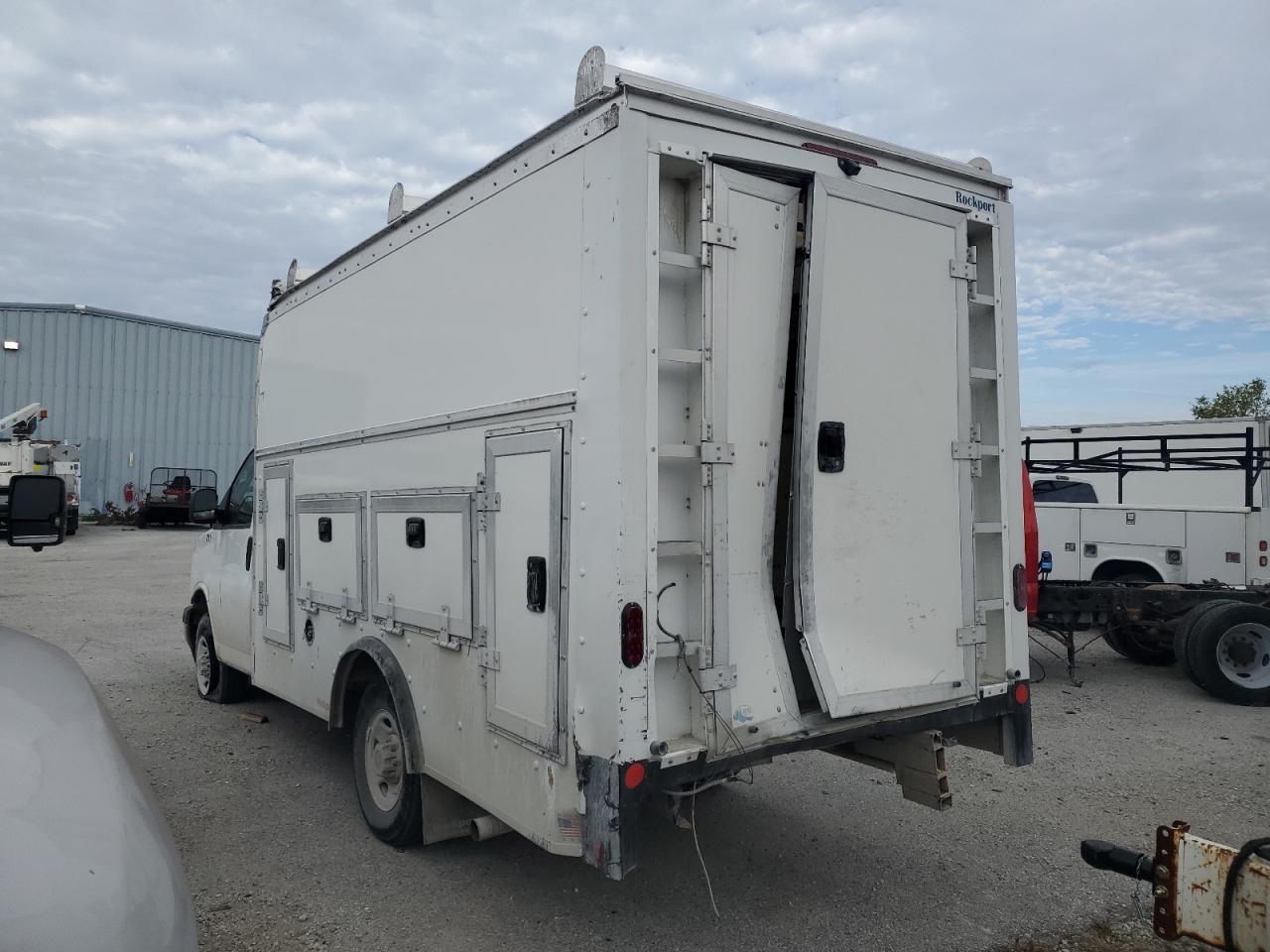 2023 GMC Savana VIN 1GD07RFP5P1122034 photo 2