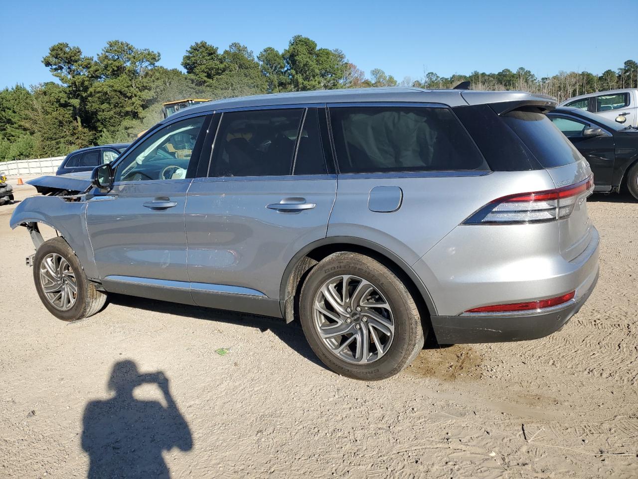 2023 Lincoln Aviator VIN 5LM5J6WC0PGL11056 photo 2