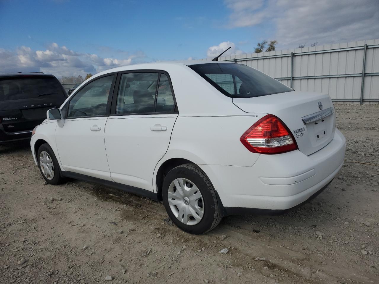 2011 NISS Versa VIN 3N1BC1AP2BL411619 photo 2