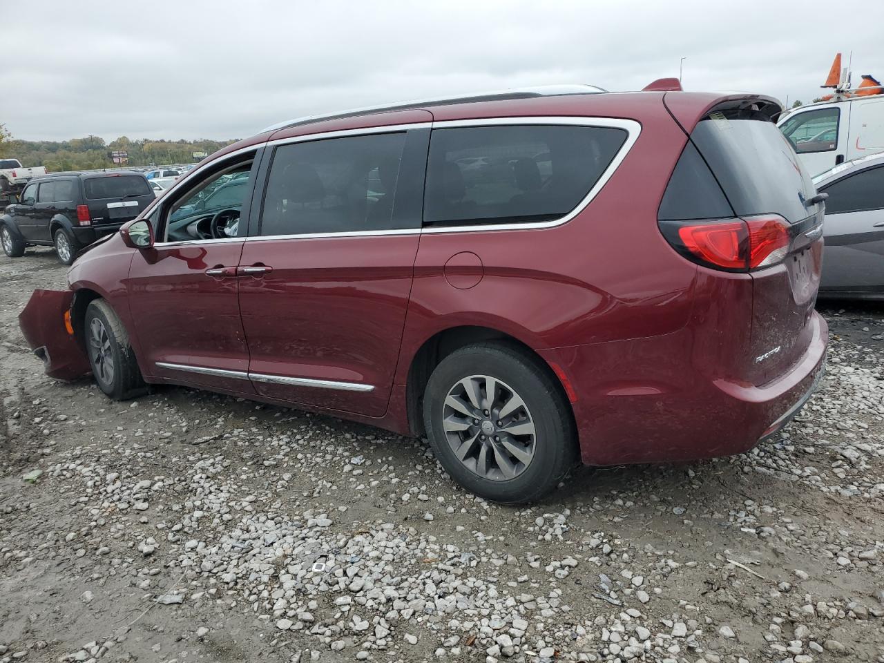 2020 Chrysler Pacifica VIN 2C4RC1EG2LR123822 photo 2