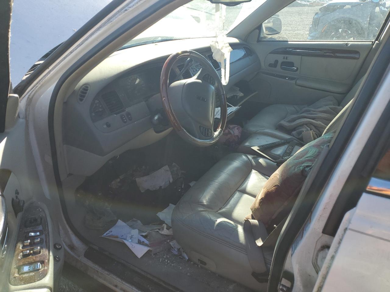 2001 Lincoln Towncar VIN 1LNHM83W01Y665887 photo 8