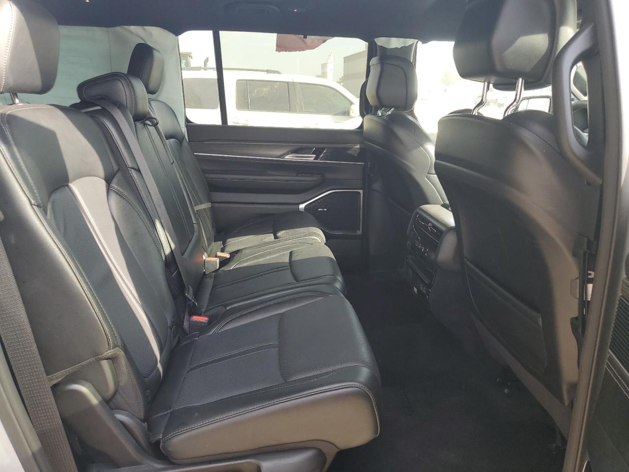 2024 JEEP Wagoneer VIN 1C4SJRBPXRS135198 photo 11