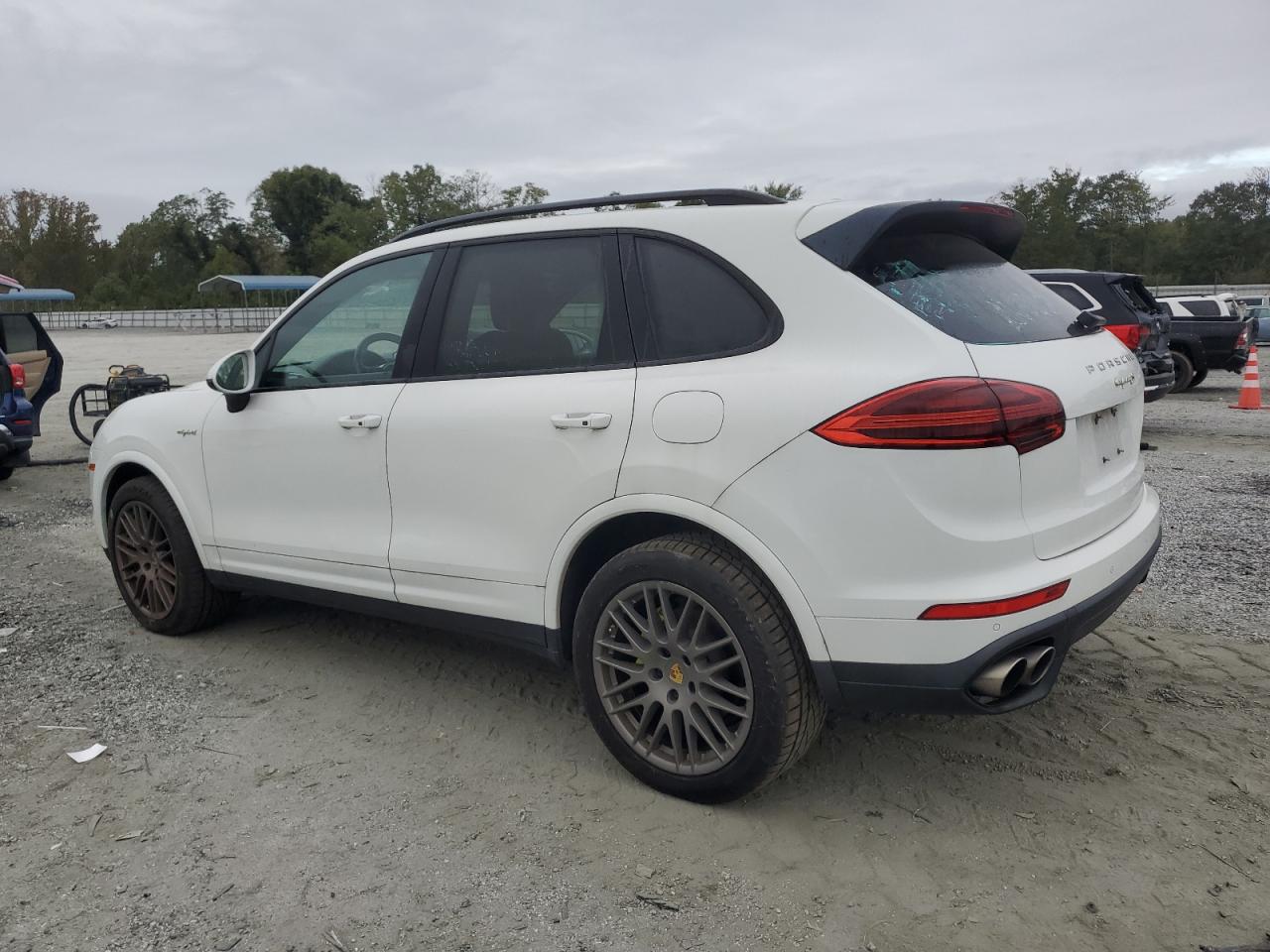 2017 Porsche Cayenne VIN WP1AE2A27HLA70329 photo 2