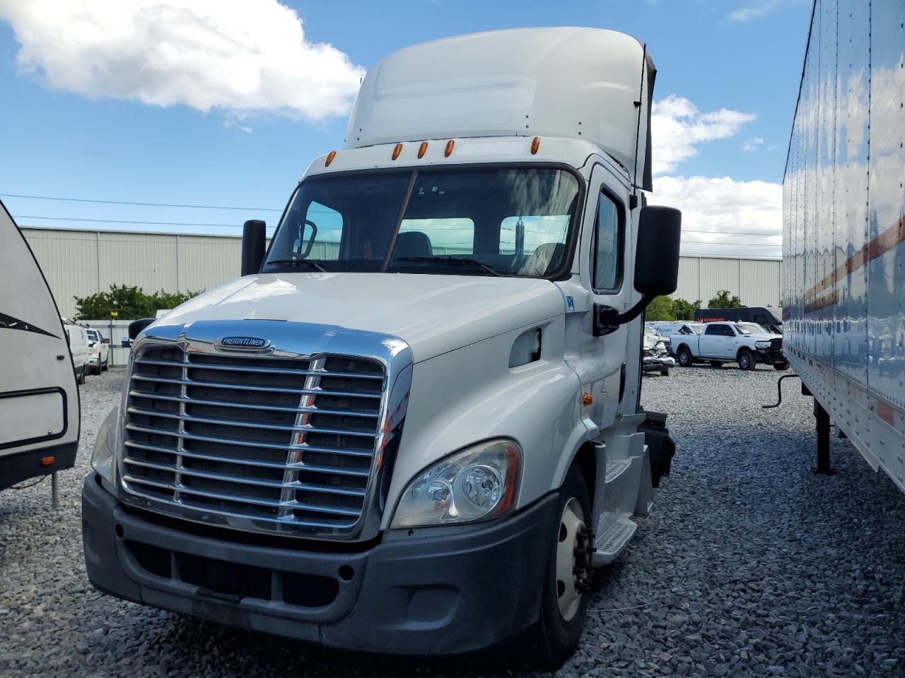 2017 FREIGHTLINER All other VIN 3AKBGADV5HSJD0486 photo 2