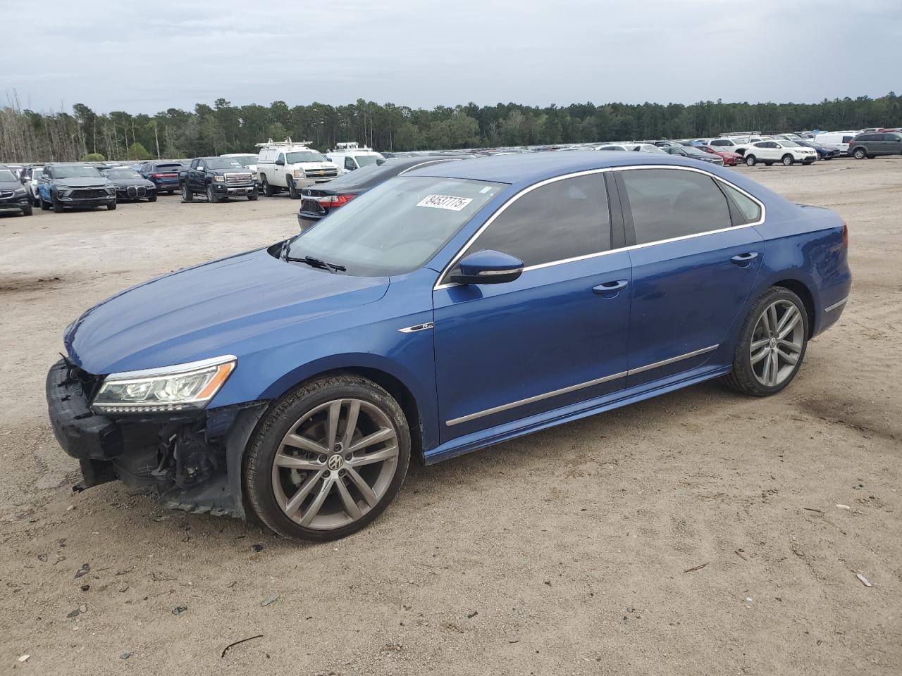 2017 Volkswagen Passat VIN 1VWDT7A33HC065118 photo 1