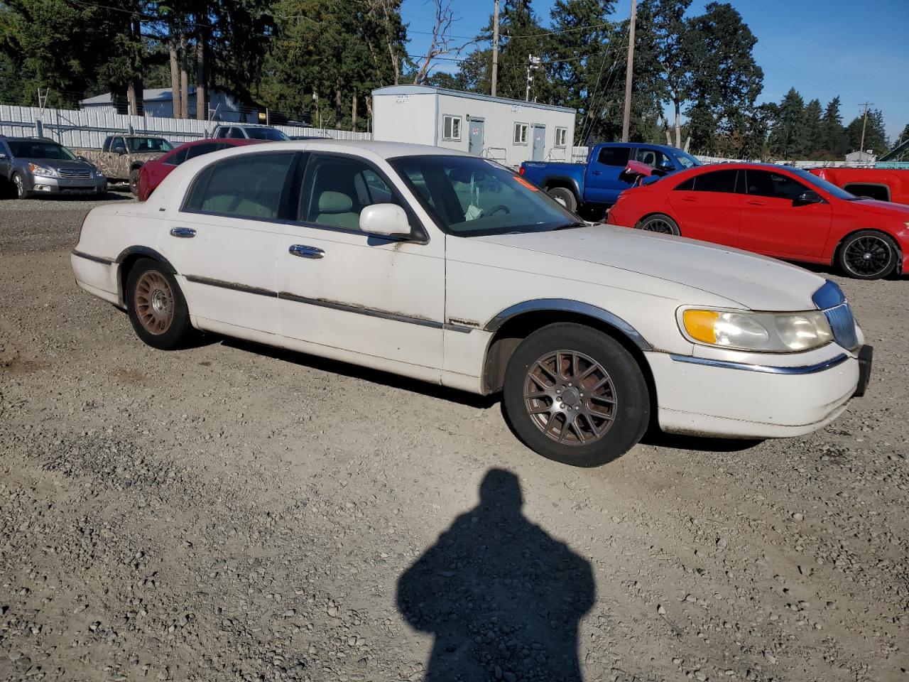 2001 Lincoln Towncar VIN 1LNHM83W01Y665887 photo 4